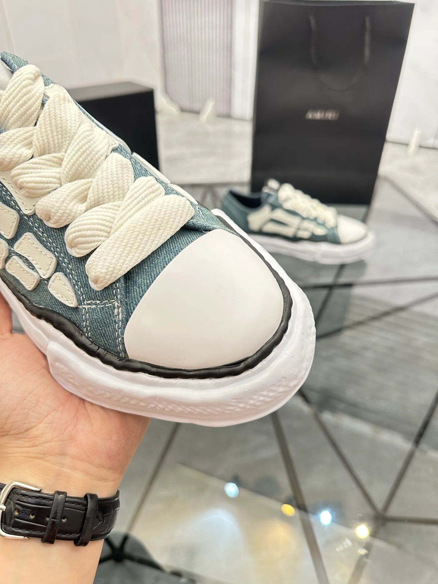 Men's shoes: 💰P520¥ High-end quality Product trademark: AMIRI* "Emil*" low-top casual shoes Regular size: 39-45 (can be customized to 46) Product materials: Upper imported original fabric spliced ​​cowhide, breathable lining, original outsole. Number: 525